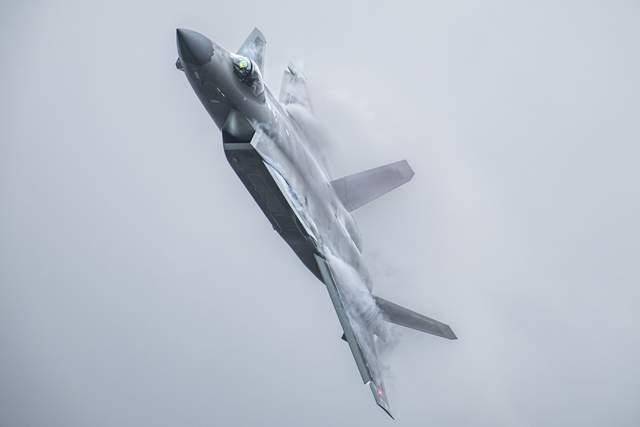 S R1旗舰微单相机深度评测米乐m6为极限而生 佳能EO(图1)
