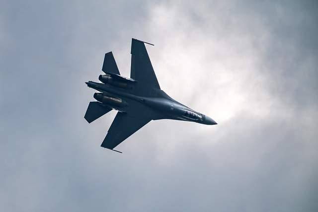 S R1旗舰微单相机深度评测米乐m6为极限而生 佳能EO(图9)