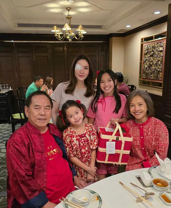 去爷爷家过年美女右眼受伤惹人怜惜米乐m6网站泰剧女神Aff带女儿(图2)