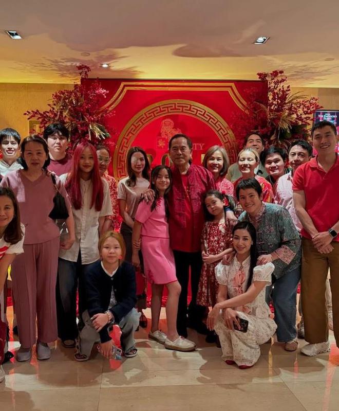 去爷爷家过年美女右眼受伤惹人怜惜米乐m6网站泰剧女神Aff带女儿(图3)