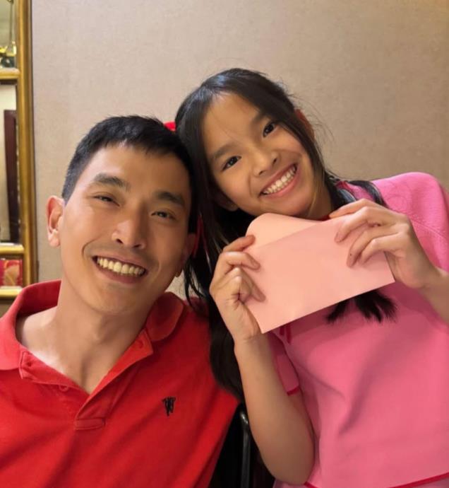 去爷爷家过年美女右眼受伤惹人怜惜米乐m6网站泰剧女神Aff带女儿(图7)