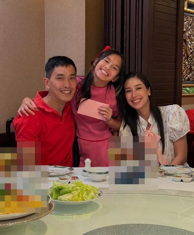 去爷爷家过年美女右眼受伤惹人怜惜米乐m6网站泰剧女神Aff带女儿(图5)