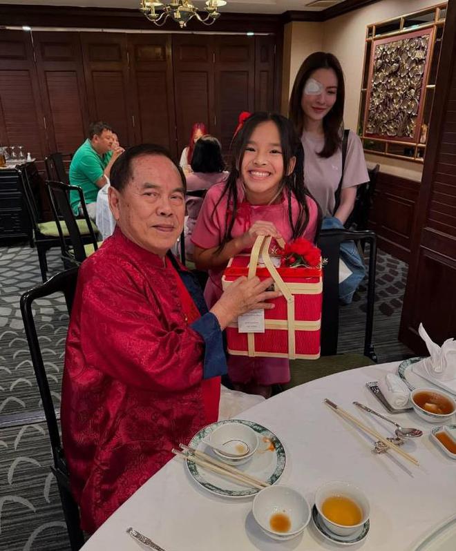 去爷爷家过年美女右眼受伤惹人怜惜米乐m6网站泰剧女神Aff带女儿(图6)