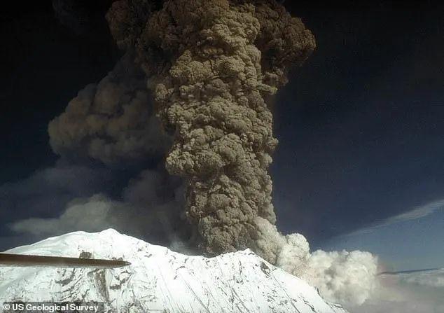 山可能近期爆发当地居民抢购口罩5000年未爆发！美国大型火(图1)